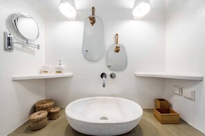 Ducha, secador de pelo, toallas y jabón