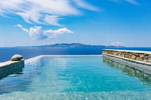 Una piscina al aire libre, una piscina con borde infinito