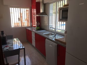 Frigorífico, microondas, placa de cocina y lavavajillas