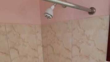 Chambre, 1 lit double, non-fumeurs | Douche de la salle de bain