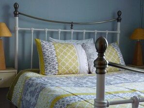 4 habitaciones, tabla de planchar con plancha, wifi y ropa de cama 