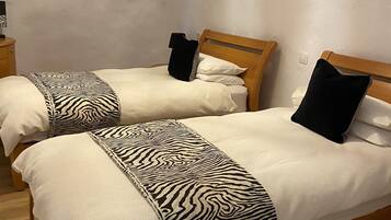 3 slaapkamers, een strijkplank/strijkijzer, reisbedje, gratis wifi