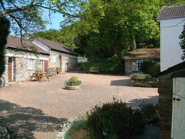 Outdoor dining - Stables - 17th century converted barn (Looe)