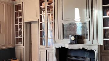 TV, lettore DVD, tavolo da ping pong, libri