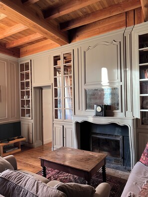 تلفزيون، مشغل دي في دي، تنس طاولة، كُتُب