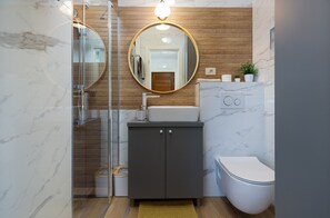 Ducha, secador de pelo, toallas y jabón