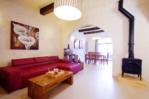 Smart TV, fireplace, DVD player