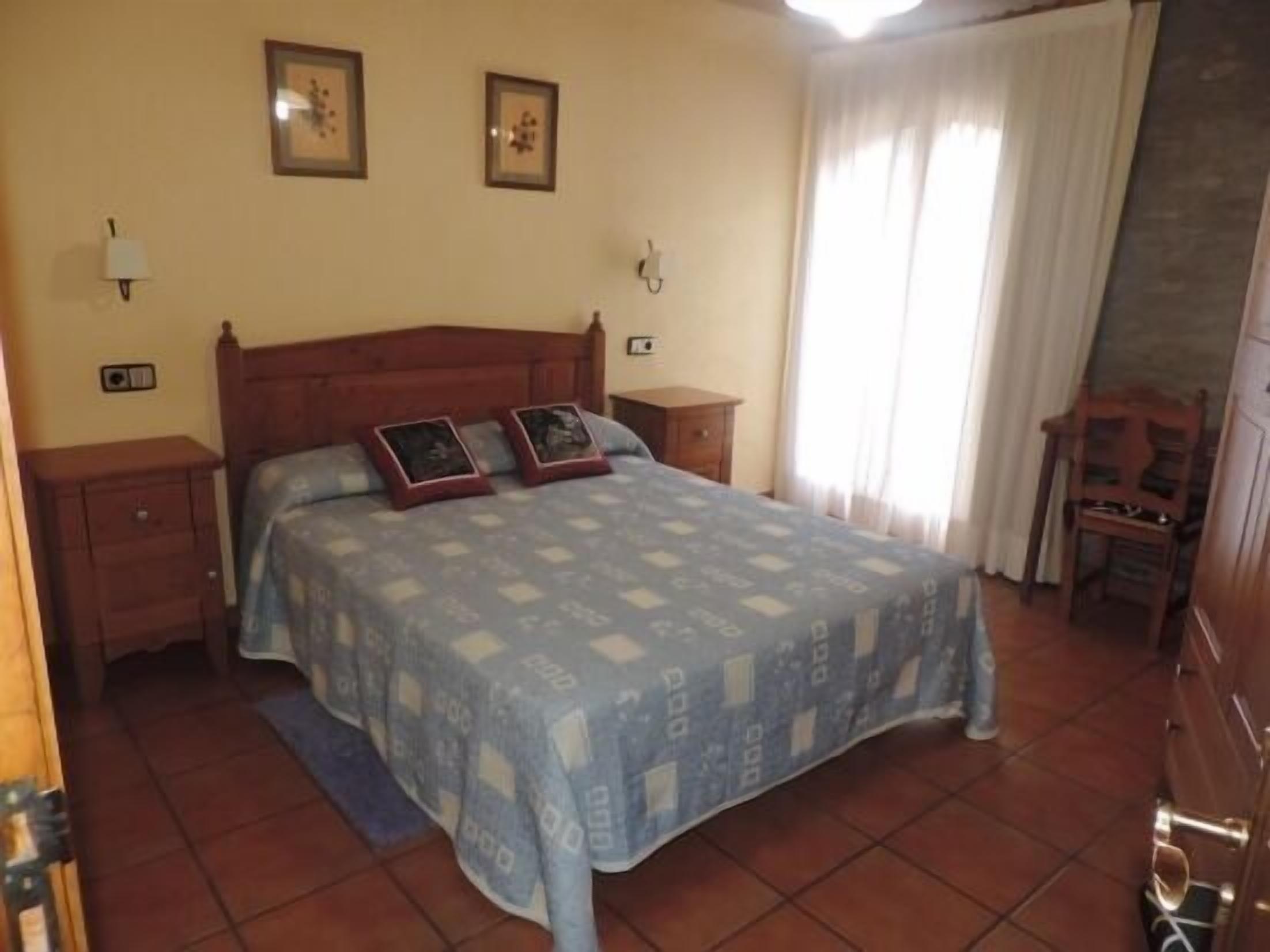 5 dormitorios, tabla de planchar con plancha, cuna de viaje