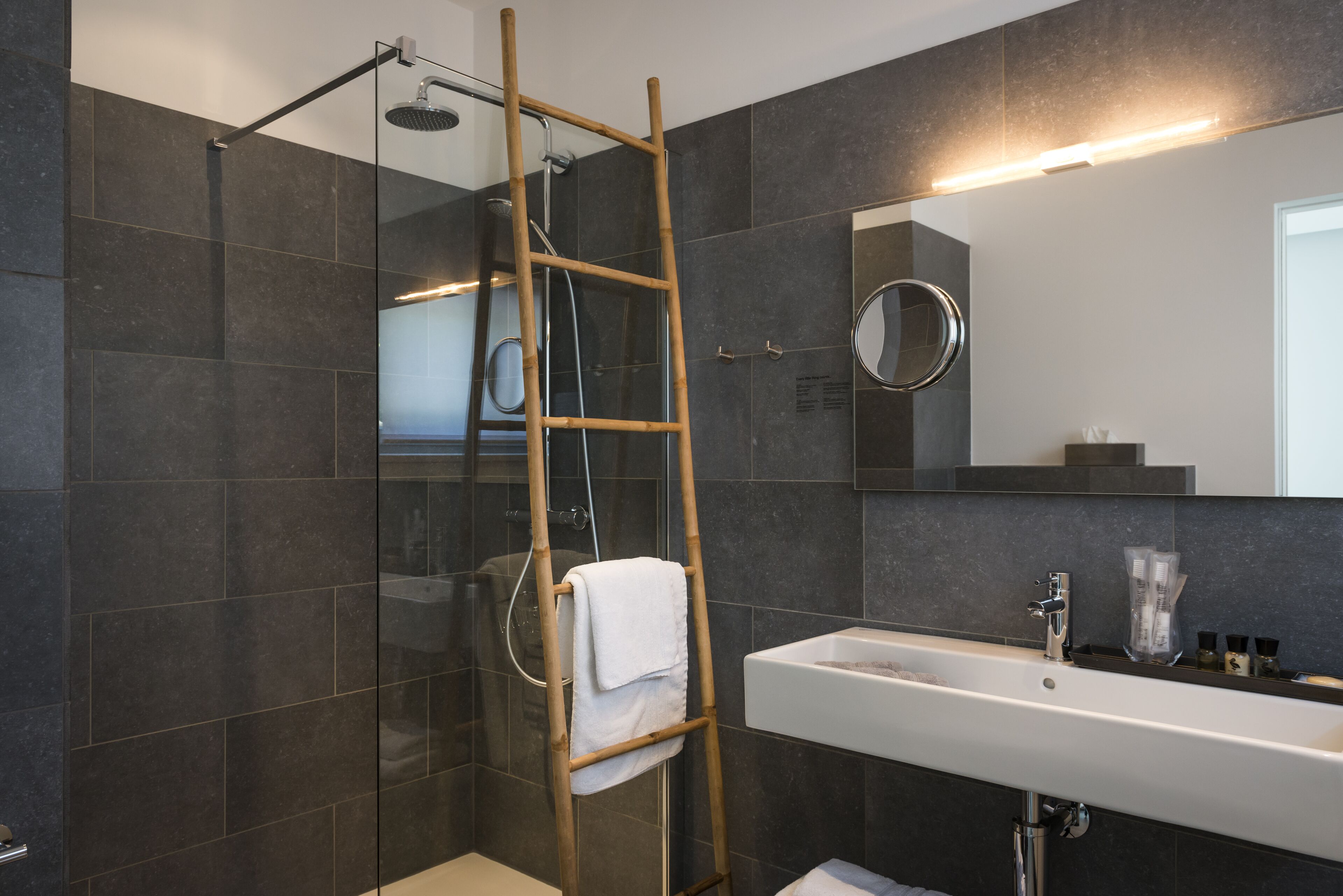 Quietly located luxury one-room flat on the ground floor with garden and free private parking