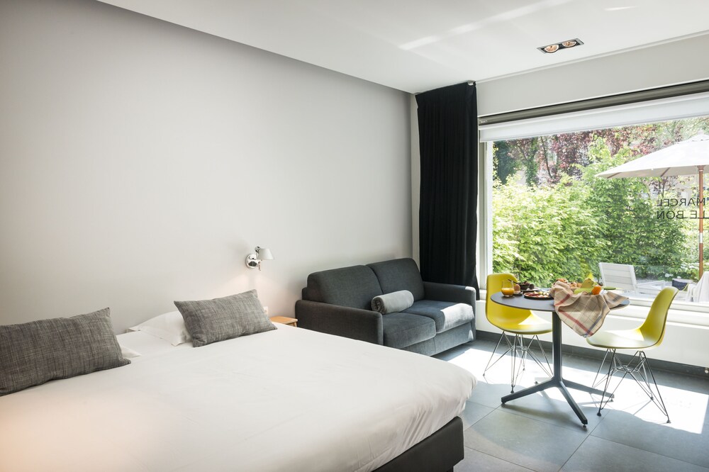 Quietly located luxury one-room flat on the ground floor with garden and free private parking