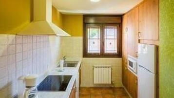Kühlschrank, Mikrowelle, Herdplatte, Geschirrspüler
