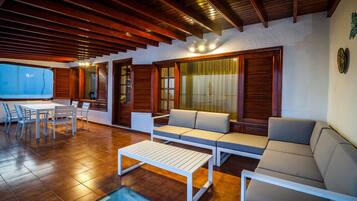 Een smart-tv, boeken en een stereo