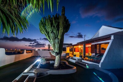 OPPORTUNITY! Stunning exclusive Villa next to the sea