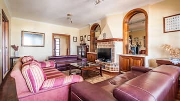 Smart TV, books, stereo