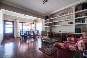 Smart-TV, Bücher, Stereoanlage