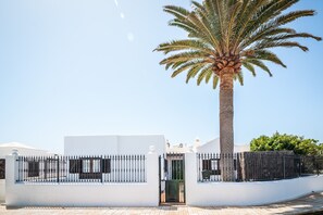 Exterior - OPPORTUNITY! Stunning exclusive Villa next to the sea (Arrecife)
