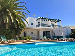 A heated pool - Large 4 Bedroom, 3 Bathroom Villa with Large Pool, Wifi, English TV. BBQ (Playa Blanca)