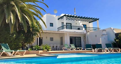 Large 4 Bedroom, 3 Bathroom Villa with Heated Pool, Wifi, English TV. BBQ