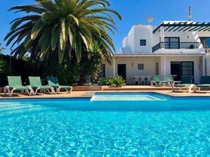 A heated pool - Large 4 Bedroom, 3 Bathroom Villa with Large Pool, Wifi, English TV. BBQ (Playa Blanca)