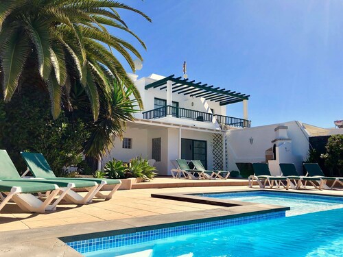 Large 4 Bedroom, 3 Bathroom Villa with Heated Pool, Wifi, English TV. BBQ