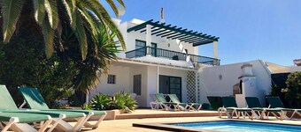 Large 4 Bedroom, 3 Bathroom Villa with Heated Pool, Wifi, English TV. BBQ