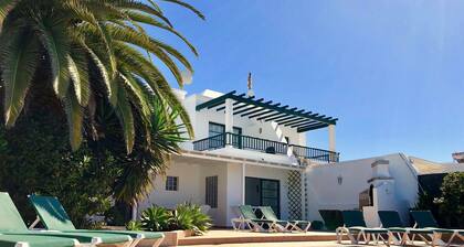 Large 4 Bedroom, 3 Bathroom Villa with Heated Pool, Wifi, English TV. BBQ