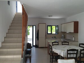 Fridge, oven, dishwasher, coffee/tea maker