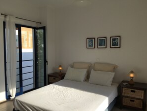 3 habitaciones, tabla de planchar con plancha y cuna de viaje 