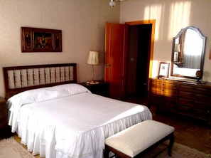 4 chambres, bureau, fer et planche à repasser, draps fournis