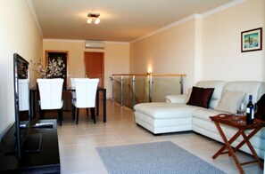 Een televisie en boeken