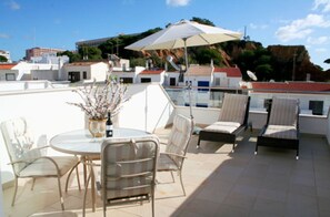 Front terrace with outdoor dining area