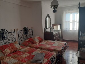 3 bedrooms, iron/ironing board, free WiFi, bed sheets