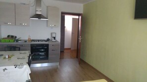 ثلاجة، فرن، ماكينة لصنع القهوة/الشاي، مستلزمات طهي/أطباق/أوعية