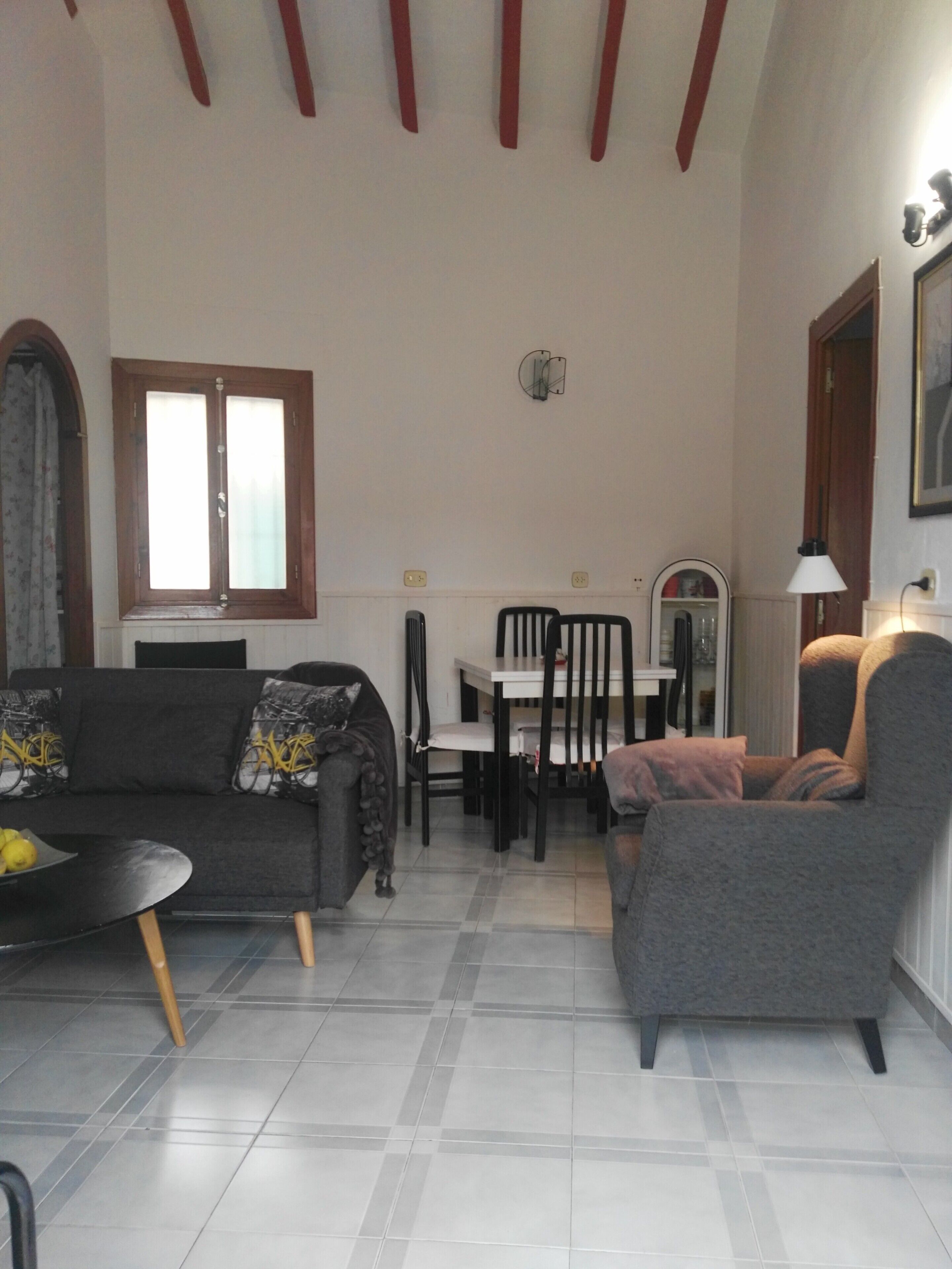 Una televisión, una chimenea, libros