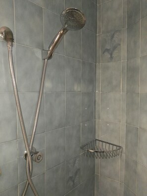 Shower, hair dryer, towels, soap - House very close to beach, family, quiet, clean, air cond., Bright and fresh (La Vila Joiosa/Villajoyosa)
