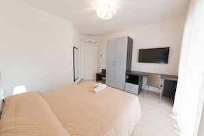 2 habitaciones, escritorio y ropa de cama 