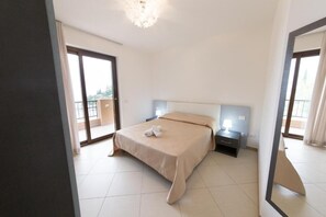 2 Schlafzimmer, Schreibtisch, Bettwäsche