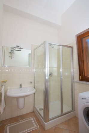 Een douche, een haardroger, een bidet, handdoeken