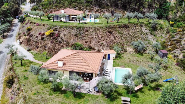 A house with a swimming pool, surrounded by trees and a hilly landscape. - Entire house for 5 people, private pool, pets accepted. Fully equipped. (Cabeceira de Basto)