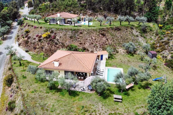 Exterior - Entire house for 5 people, private pool, pets accepted. Fully equipped. (Cabeceira de Basto)