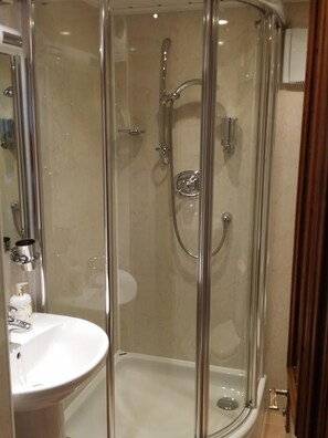 Douche, séchoir à cheveux, serviettes fournies, shampooing