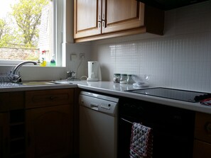 ثلاجة، ميكروويف، فرن، موقد طهي مسطح