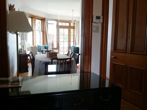 المنشأة من الداخل