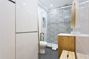 Dusche, Haartrockner, Handtücher, Seife