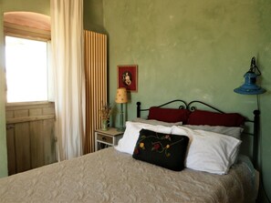 2 bedrooms, desk, iron/ironing board, WiFi