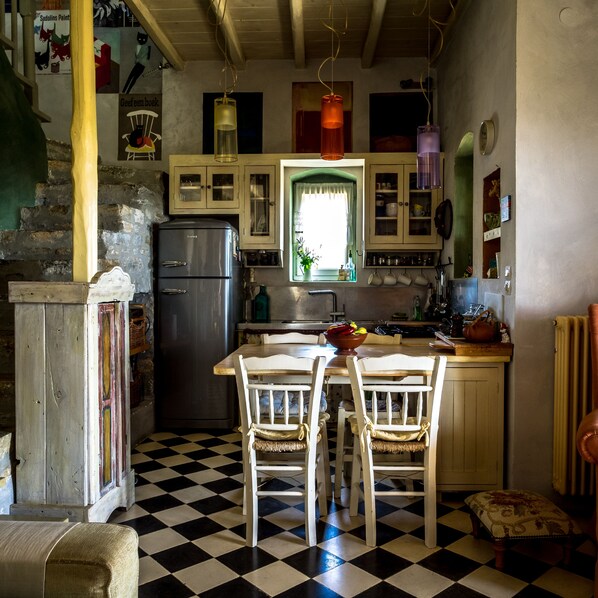 Fridge, oven, stovetop, coffee/tea maker