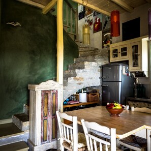 Kylskåp, ugn, spishäll och kaffe- och tebryggare