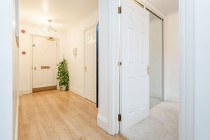 Interior - RVERSIDE 2 BEDROOM 1 BATH NEAR STATION (London)