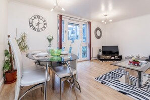 Dining - RVERSIDE 2 BEDROOM 1 BATH NEAR STATION (London)