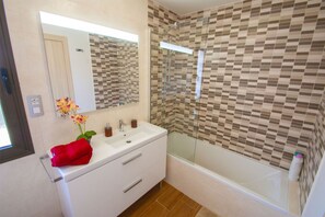 Duschwanne, Haartrockner, Bidet, Handtücher